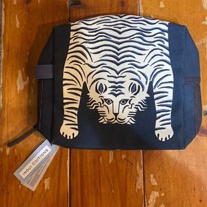 Inouitoosh toiletry bag